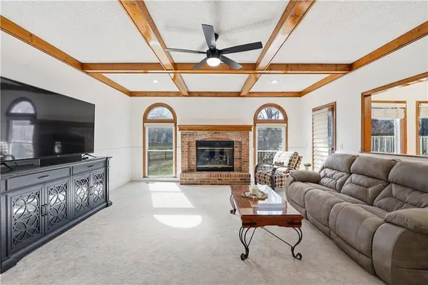 8362 Oakview CIR, Lenexa, KS 66215