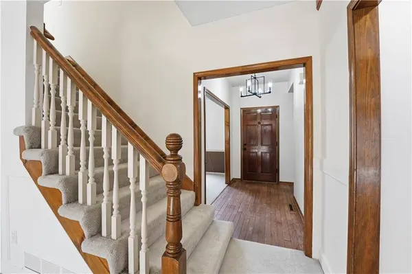 8362 Oakview CIR, Lenexa, KS 66215