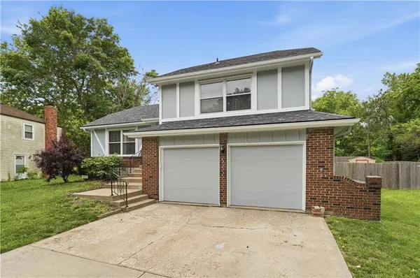 15132 S Locust ST, Olathe, KS 66062