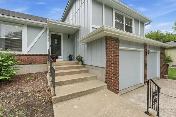 15132 S Locust ST, Olathe, KS 66062