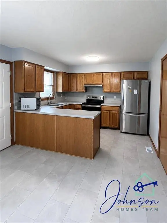 227 E Colleen DR, Gardner, KS 66030