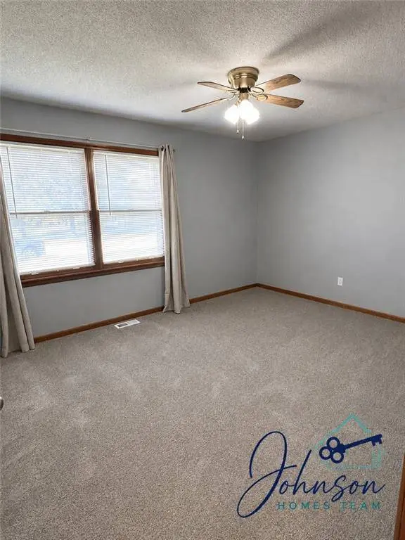 227 E Colleen DR, Gardner, KS 66030