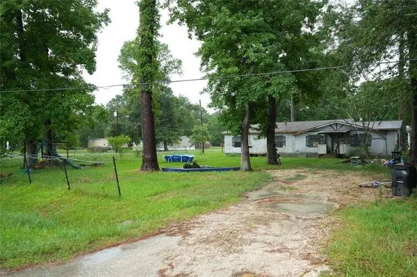 13211 Shady LN, Old River-winfree, TX 77535