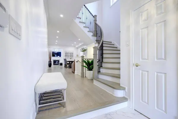 16 Muret CRES, Vaughan, ON L6A 4S4