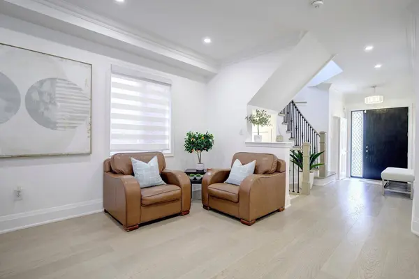 16 Muret CRES, Vaughan, ON L6A 4S4