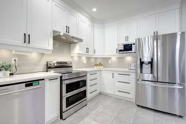 42 Laramie CRES, Vaughan, ON L6A 0P8