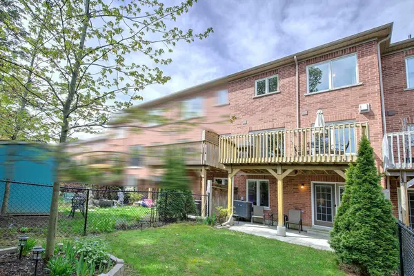 231 Appleton CT, Newmarket, ON L3Y 0B8