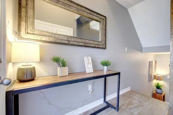 231 Appleton CT, Newmarket, ON L3Y 0B8
