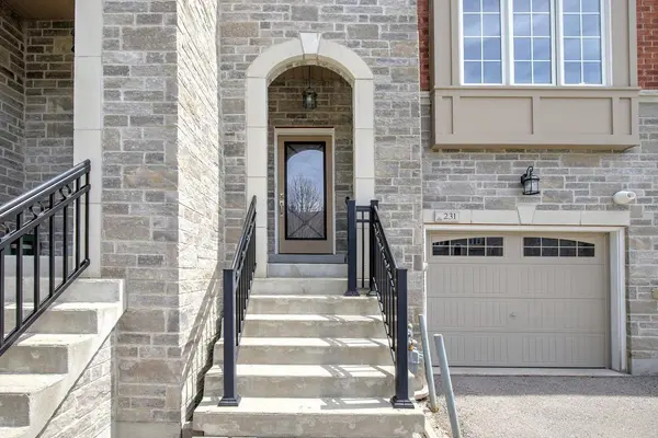 231 Appleton CT, Newmarket, ON L3Y 0B8