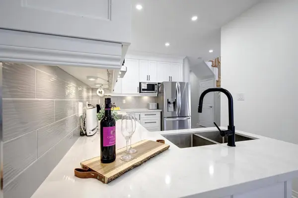 42 Laramie CRES, Vaughan, ON L6A 0P8