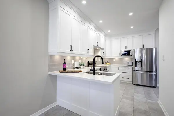 42 Laramie CRES, Vaughan, ON L6A 0P8