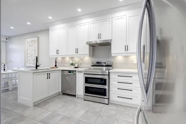 42 Laramie CRES, Vaughan, ON L6A 0P8