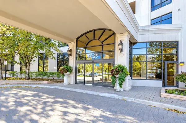 9225 Jane St #1502, Vaughan, ON L6A 0J7