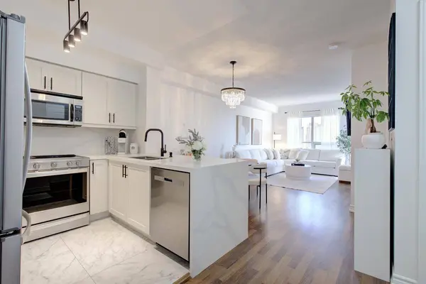 9225 Jane St #1502, Vaughan, ON L6A 0J7