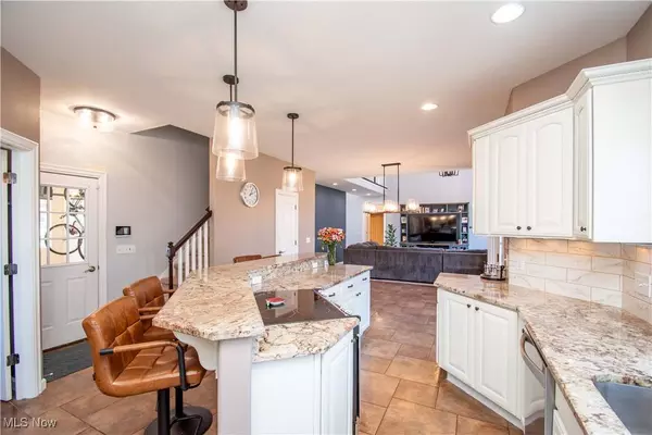 8021 Grayson DR, Canfield, OH 44406