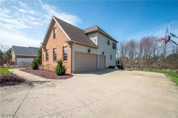 8021 Grayson DR, Canfield, OH 44406