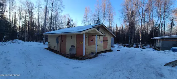 2626 N Gaunt LN, Houston, AK 99652