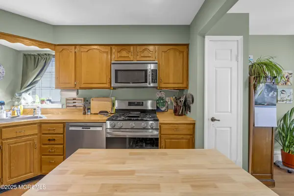102 Murray Hill Terrace, Marlboro, NJ 07746