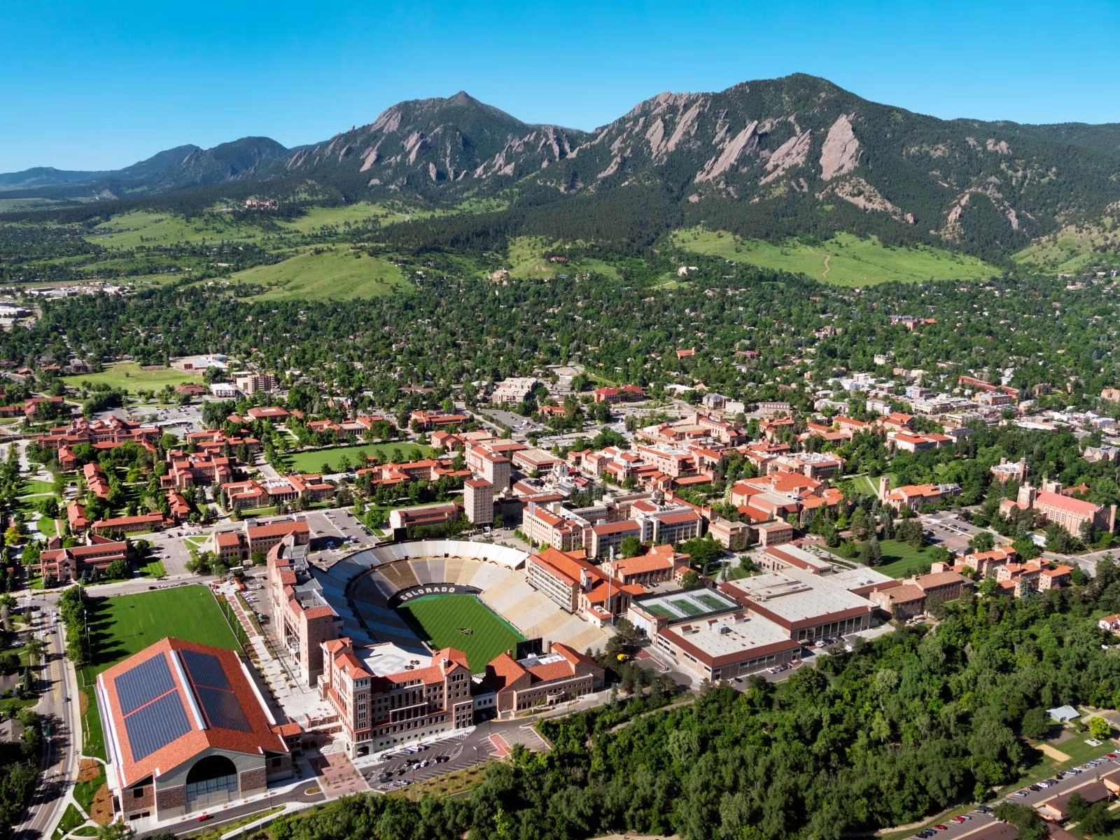 University Hill, Pearl Street, Boulder Creek Path and Chautauqua Park during a CU Boulder visitor itinerary.