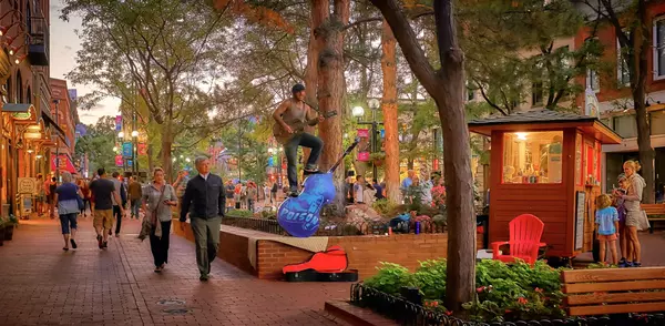 Pearl Street Comes Alive: Art, Music, and Community Vibes