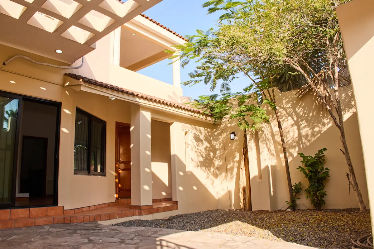 96 - peurto de la navidad.street house.