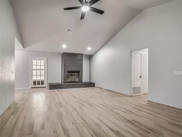 809 SW 27th ST, Moore, OK 73160