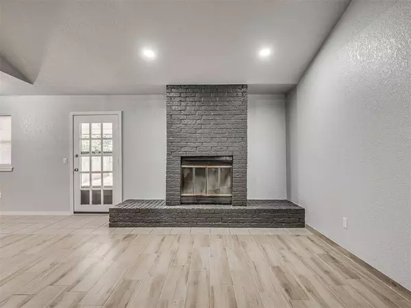 809 SW 27th ST, Moore, OK 73160