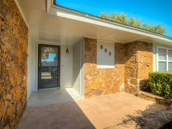 809 SW 27th ST, Moore, OK 73160