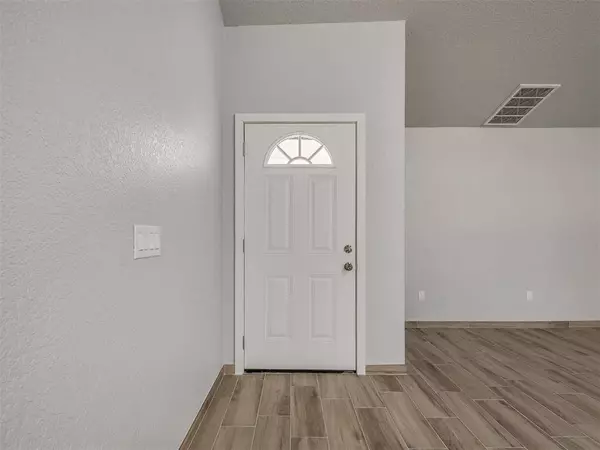 809 SW 27th ST, Moore, OK 73160