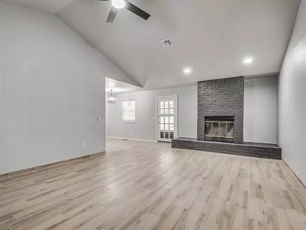 809 SW 27th ST, Moore, OK 73160