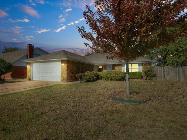 809 SW 27th ST, Moore, OK 73160