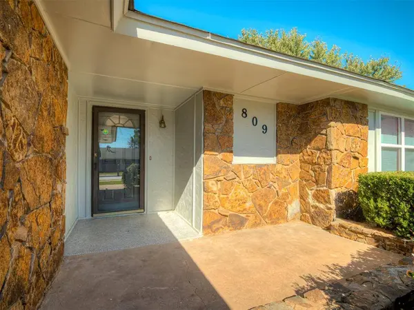 809 SW 27th ST, Moore, OK 73160