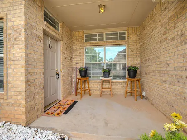 404 S Pointe LN, Mustang, OK 73064