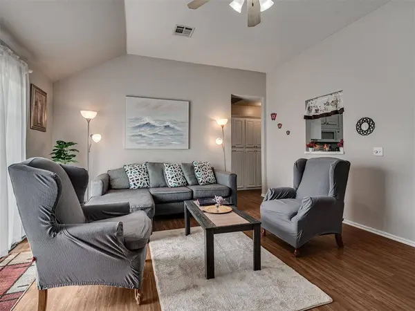 404 S Pointe LN, Mustang, OK 73064