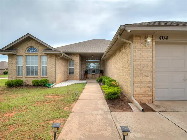 404 S Pointe LN, Mustang, OK 73064