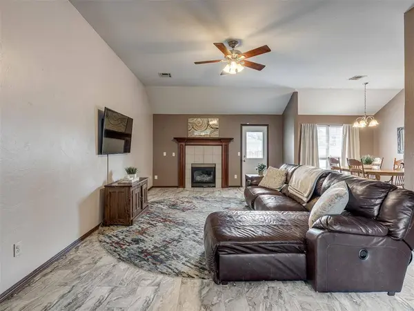 11712 SW 7th ST, Yukon, OK 73099