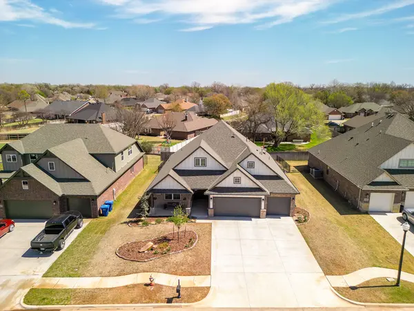 1111 Sawgrass Ln, Enid, OK 73703-7056
