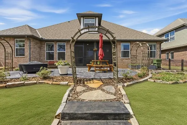 1111 Sawgrass Ln, Enid, OK 73703-7056