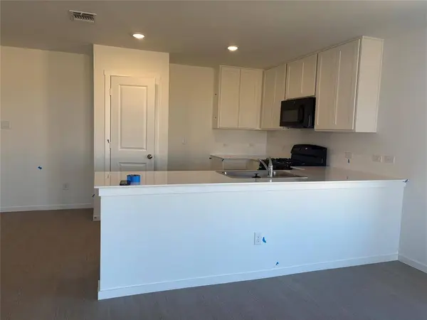 1925 Honey Locust DR, Mustang, OK 73128