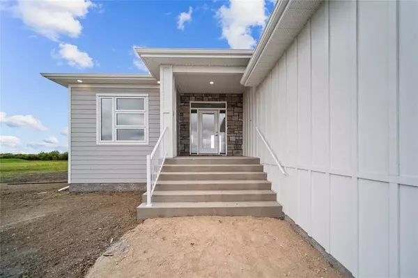 51093 Heatherdale RD, Lorette, MB R5K 0V3