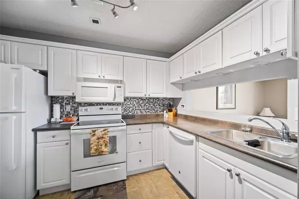 35 Wynford DR, Winnipeg, MB R2C 3T8