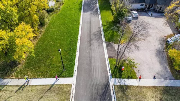 146 Harvest CRES, Lorette, MB R5K 0Y4