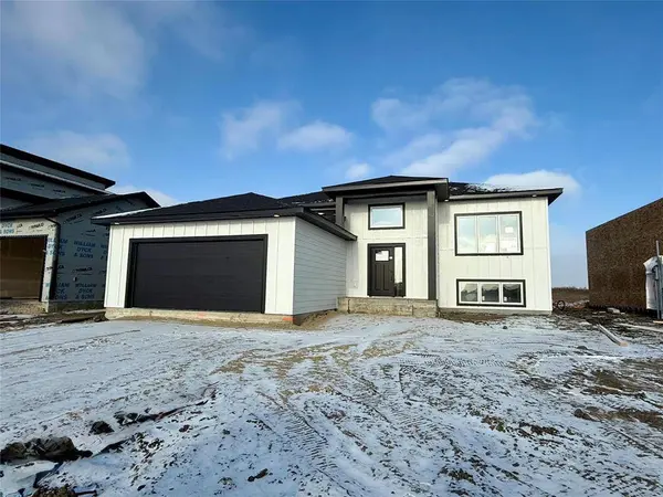 12 Van Riesen DR, Niverville, MB R0A 0A1