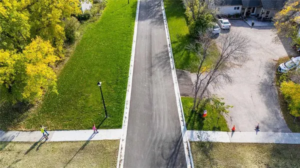 161 Harvest CRES, Lorette, MB R5K 0Y4