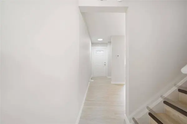 33 Berkshire Bay, Winnipeg, MB R2J 2L9