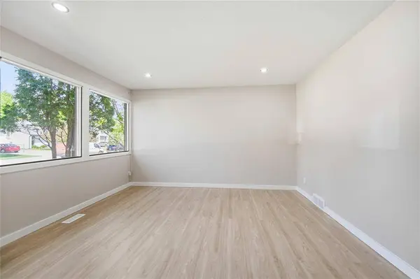 33 Berkshire Bay, Winnipeg, MB R2J 2L9