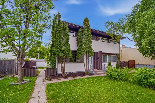 33 Berkshire Bay, Winnipeg, MB R2J 2L9