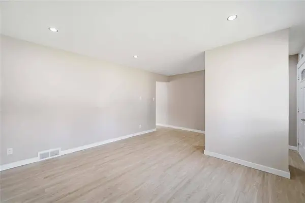 33 Berkshire Bay, Winnipeg, MB R2J 2L9