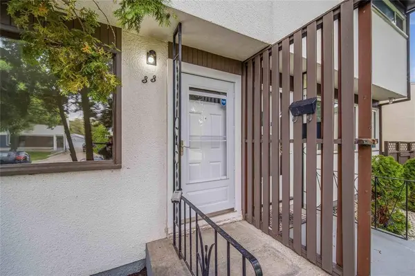 33 Berkshire Bay, Winnipeg, MB R2J 2L9
