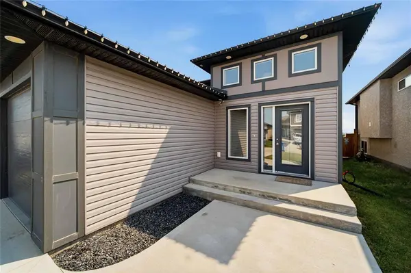 8 Briarfield CT, Niverville, MB R0A 0A2